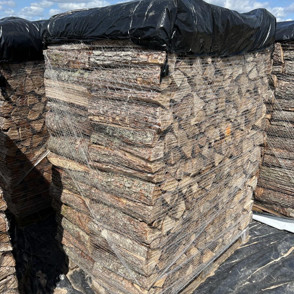 Must lepp 40cm lahtine puu kaubaalusel, kogus 1,5rm