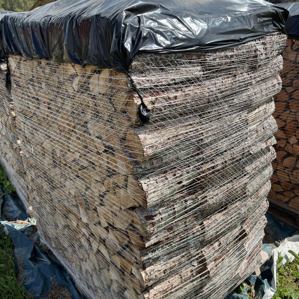 Must lepp 30cm lahtine puu kaubaalusel, kogus 1,5rm