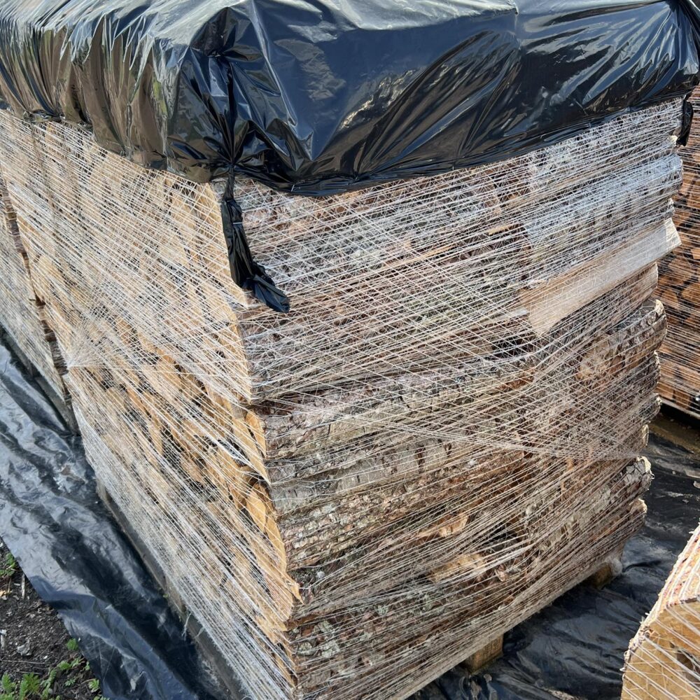 Must lepp 50cm lahtine puu kaubaalusel, kogus 1,5rm